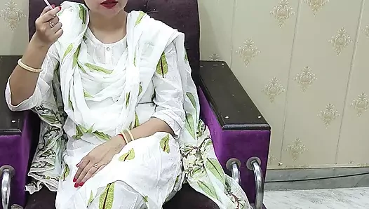 Güzel Hintli pencaplı üvey anne amcığı ve götü üvey oğlu Vivek tarafından sert sikiliyor