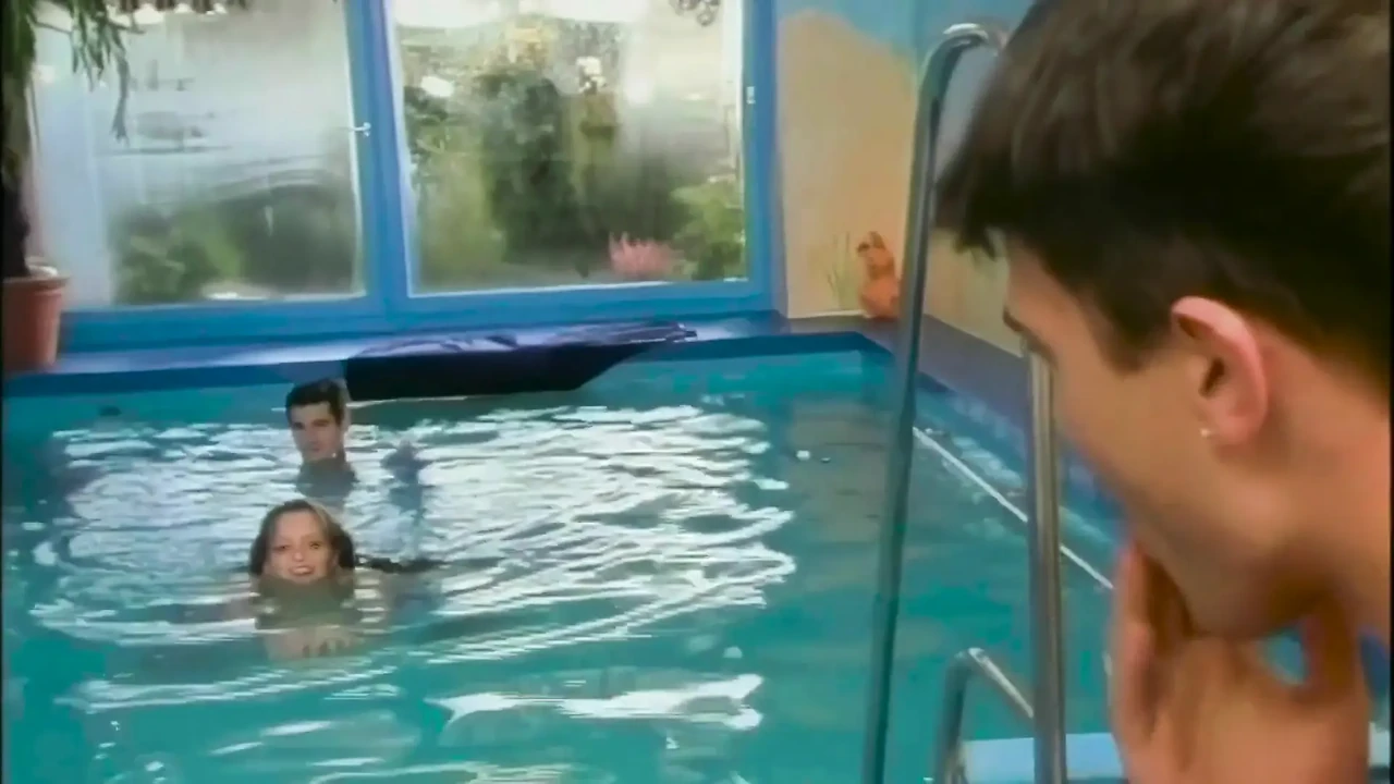 Linda, doce e também muito promíscua leva dois paus na piscina