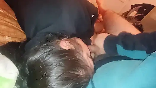 Eve geliyorum ve ağzımı dölle dolduruyorum