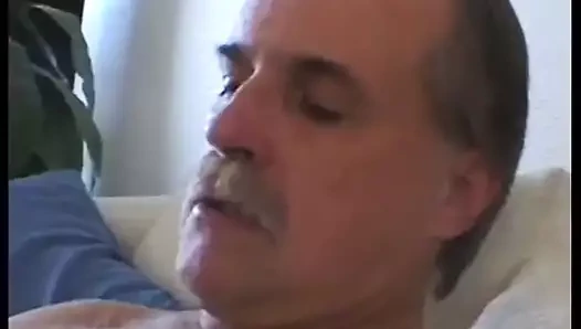 Dikkatsiz genç kız yarak işemeyi seviyor