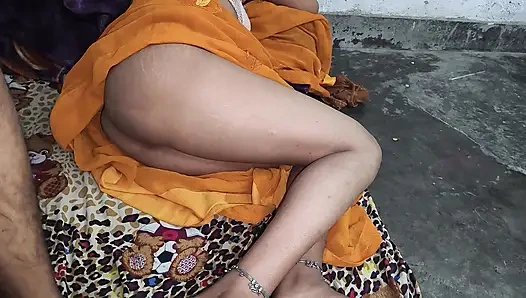 Hintli ateşli evli kadın evde domalarak sikişiyor