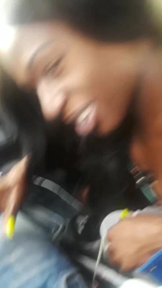 Sarı tırnaklı kiracı arabada beni emiyor