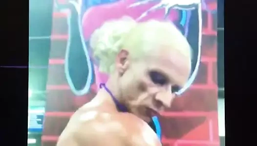 Nicole savage kaslarını sergiliyor