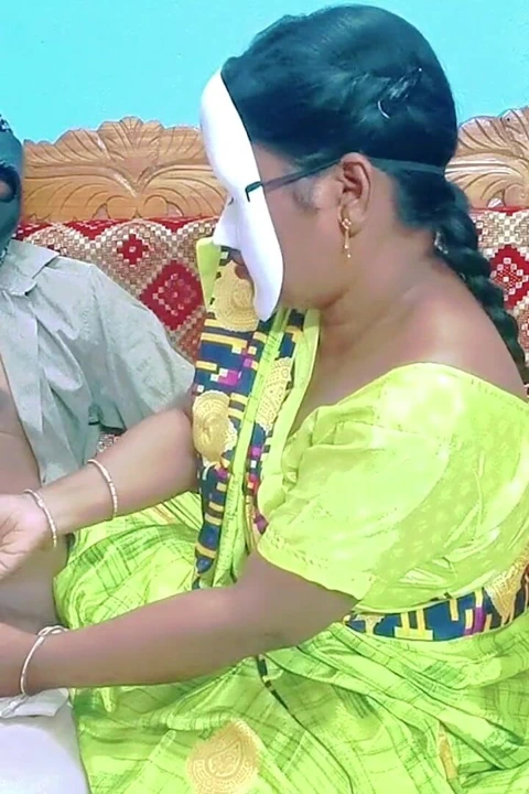 Üvey kız kardeşin üvey erkek kardeşinden yardım alırken hamile kalmak için mücadelesi - yüksek sesle inleyerek tam tamil ses