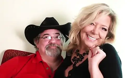 Seksi büyük memeli sarışın genç yarağı ağzında seviyor