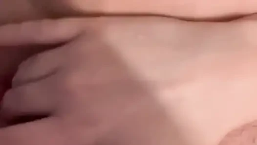 İşerken kıllı amımı parmaklıyorum