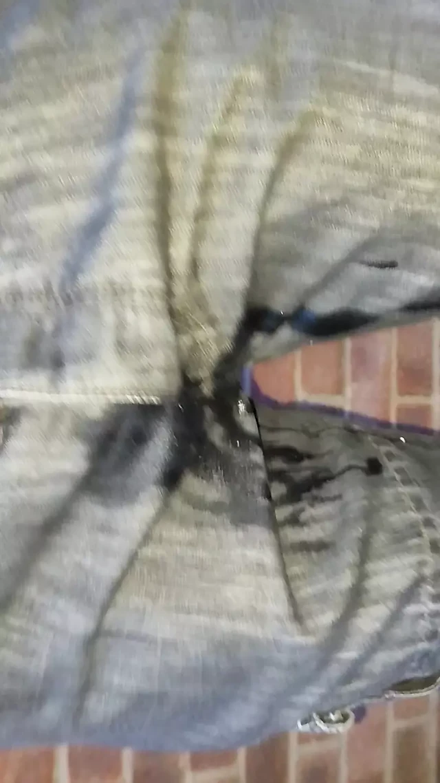 Смачиваю мои штаны на улице, лопается для писсинга