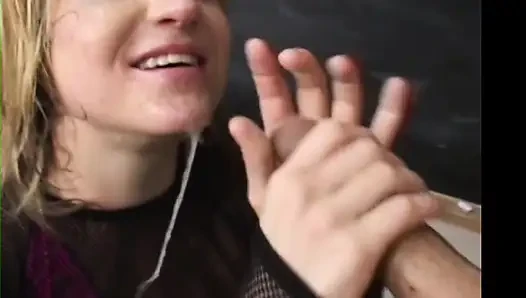 Yaramaz orta yaşlı seksi kadın iki büyük yarağı sert emerek bolca döl yiyor
