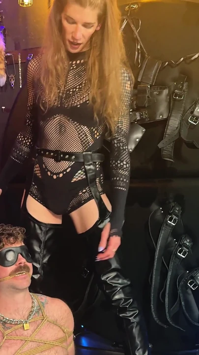 Askıya alındı, kırbaçlandı ve deri kaplı trans domme tarafından sopalandı