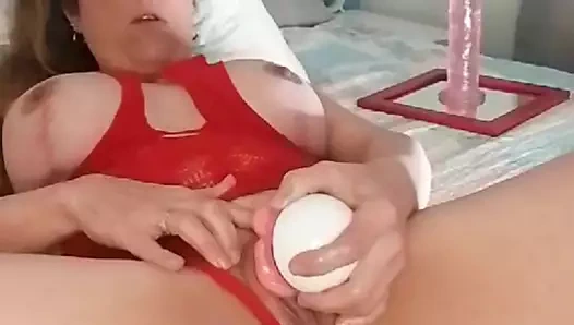 Mavi gözlü İspanyol sarışın büyük klitorisini dille yalıyor ve 25 cm dildoya biniyor