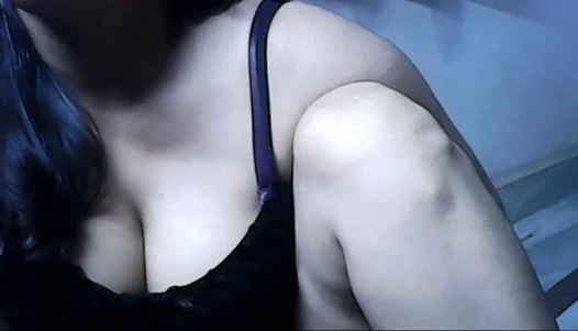 Hintli kadın sakso becerilerini keşfediyor