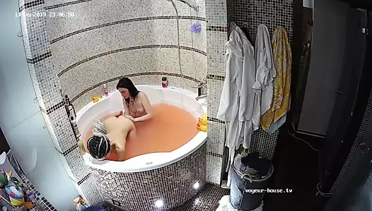 Nina ve kira banyoda, yıkamada, tıraşta