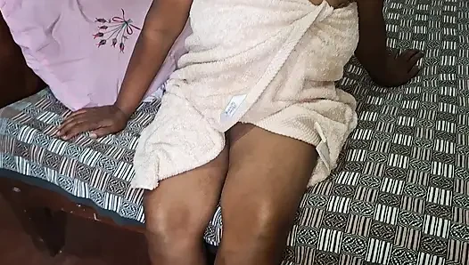 Büyük götlü ve doğal memeli tombul yarı Asyalı genç erkek avcısı evli kadın