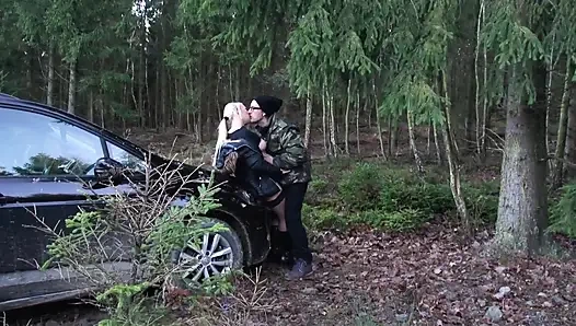 Ormanda Vahşi açık Havada Çifte Sikiş