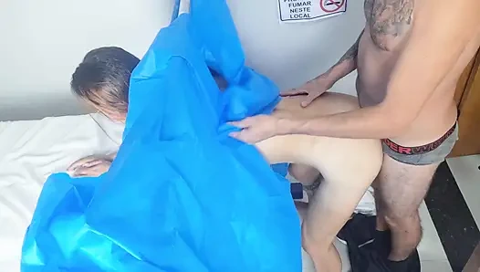 Un faux docteur baise une patiente pendant un examen !