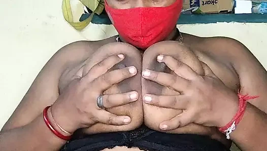 Hintli üvey teyzemin mastürbasyon yapmak istediğini buldum.