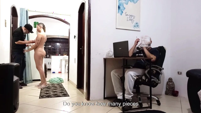 Kocası işteyken, karısı kuryeyi alır.