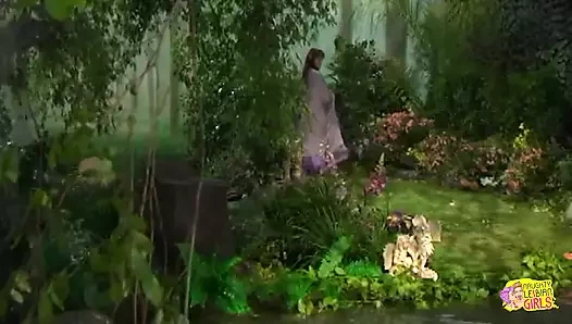 Büyük memeli çarpıcı esmer seks için başka bir güzel kız tarafından katılmadan önce mastürbasyon yapıyor