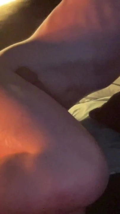 Genç yakışıklı adam büyük bir yarakla kendini sert sikiyor, çifte penetrasyondan boşalıyor | Klip 1