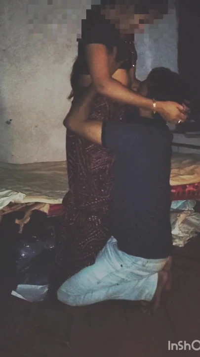 Hintli çift sari içinde ateşli romantizm yaşıyor | Klip 1