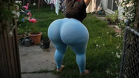 Dar açık mavi taytlı büyük götlü komşu ve verandada mavi tanga