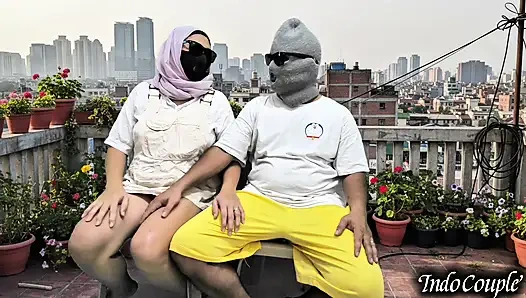 Tesettürlü Müslüman büyük benden balkonda açık havada seks yaparken amına dokunmamı ve oynamamı istiyor