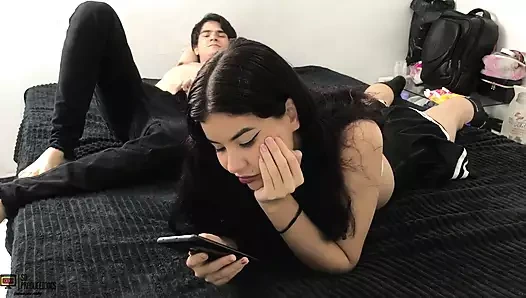 Tatlı üvey kız kardeşimi odasında seksi bir etekle sikiyorum - İspanyolca porno