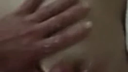 Anne süt oyuncak üzerinde bir büyük horoz