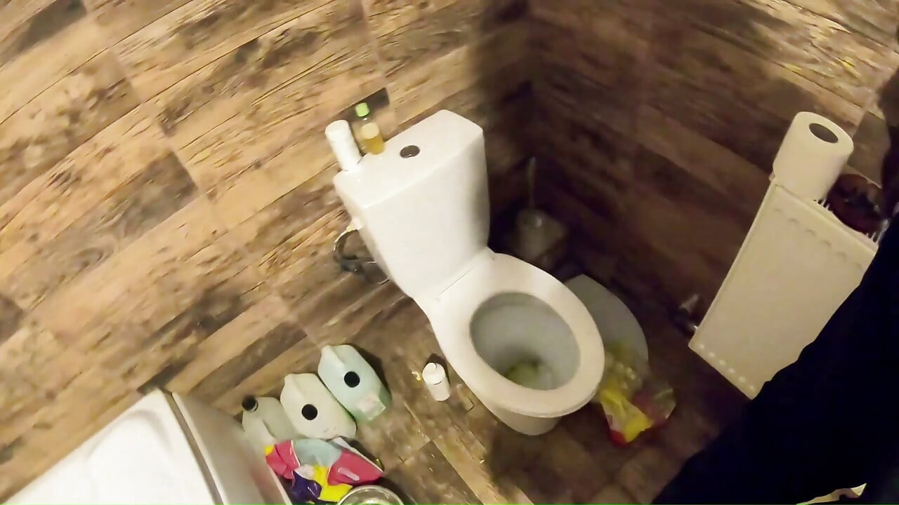 Dominant MILF Çiş Fetişi JOI. Dildo Emme, Mastürbasyon ve Banyoda İşeme