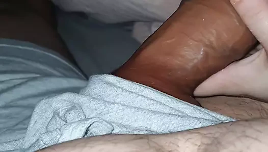 Üvey anne üvey oğlunun yarağını pantolonundan çıkardı ve ona elle muamele çekti