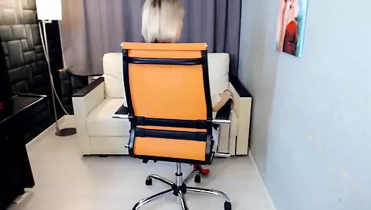 Olgun sarışın kamerada çıplak vücudunu gösterir