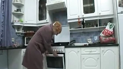 Büyükanne mutfakta mastürbasyon yapıyor