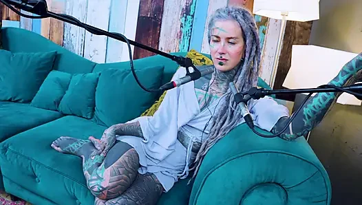 U hakkında konuşuyorum - rahatsız - asmr podcast sfw konuşuyor gotik sıska kız dreadlocks dövmeli model dövmeli kız