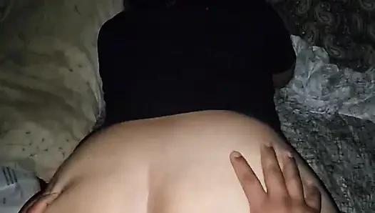 Üvey kız kardeşimle çabucak, kıyafetlerini giyiyorum