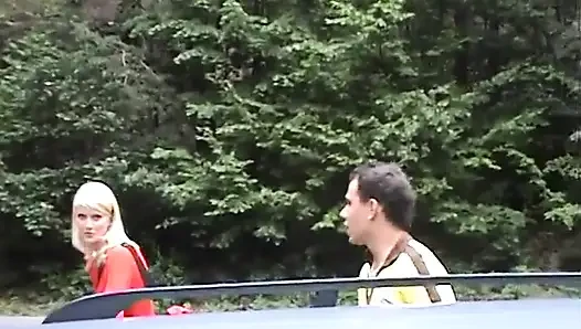 Avrupalı genç kız yol kenarında sikiliyor