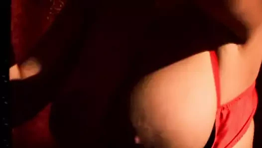 Kırmızılı sarışın karanlık bir odada adamın aletini emiyor