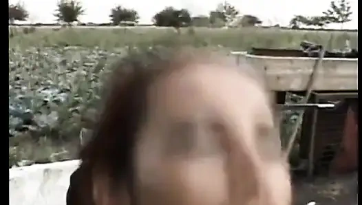 Hevesli sürtük açık havada yaşlı bir yarakla götünü sikiyor