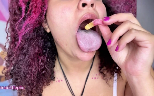 Asmr yakın çekim ağız sakızlı solucanları yalıyor ve seni yutmak hakkında konuşuyor