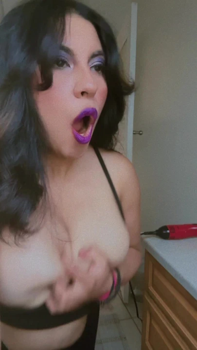 Göğüslerimle oynuyorum