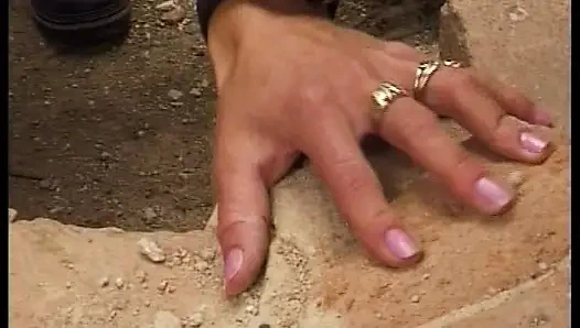 Almanya'dan bu sarışın orta yaşlı seksi kadın açık havada sikiliyor