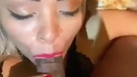 morena mamando acostada