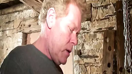 Kızıl saçlı Fransız genç kız yaşlı bir adamla biraz eğlendikten sonra cezalandırılıyor