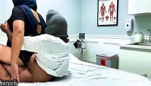 Ateşli hemşire bir hastanın yanına geldi ve onu sikti