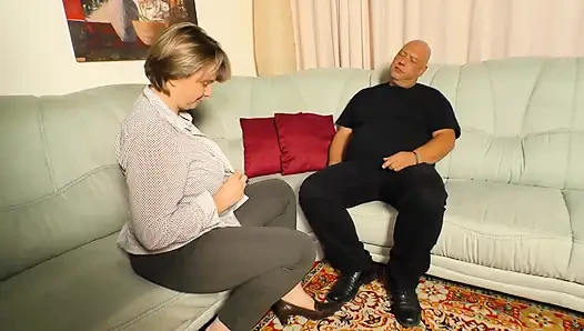 Tombul esmer büyük götünden sikiliyor ve sıcak bir dölle püskürtülür