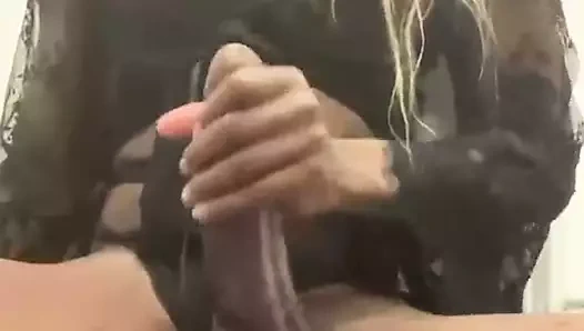 Büyük yaraklı travesti boşalıyor