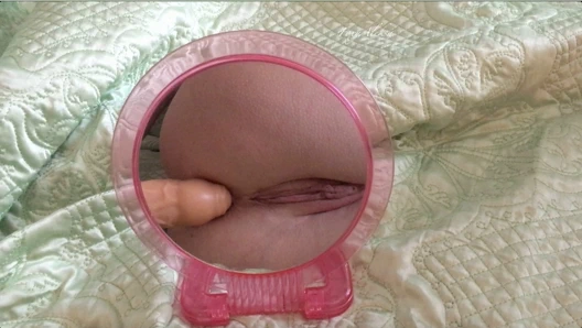 Sıcak milf anal istiyor. kocası işe gittiğinde seks oyuncağıyla yansımayı ve boşalmayı izlemeyi seviyor