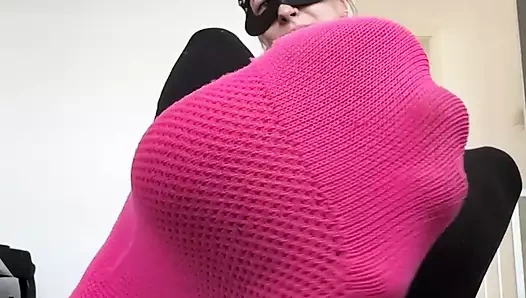 Spor salonundan sonra terli ayak tabanlarım zevk alıyor (tam video)