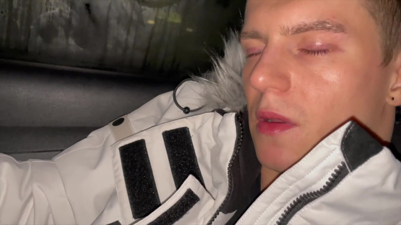 Jerks off Discreetly in the Back of a Taxi