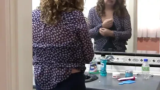 Karım eski erkek arkadaşlarını sikmeden önce düzeltiyor ve gösteriş yapıyor