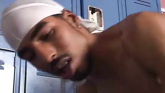 Siyah irk soyunma odasında sert anal seks yapıyor